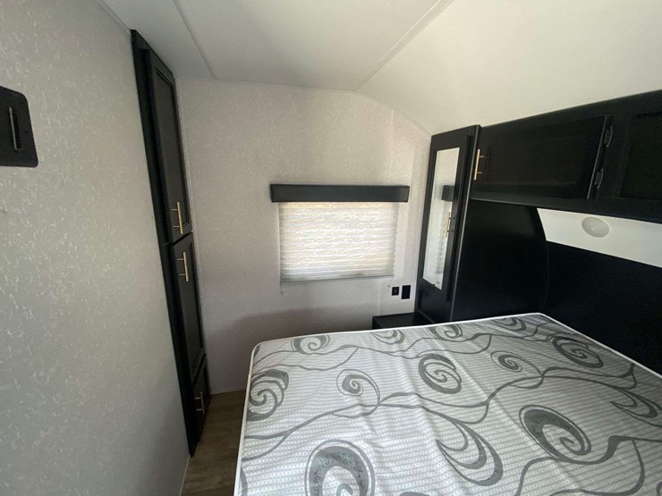 2022-forest-river-cherokee-grey-wolf-26brb-patriotic-edition-32ft.-t/a-travel-trailer-image-27