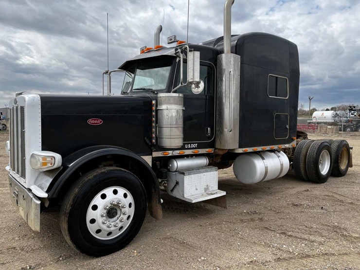 2013-peterbilt-388-image-1