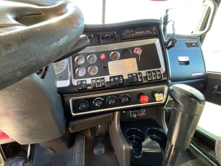 2011-kenworth-t800-image-15