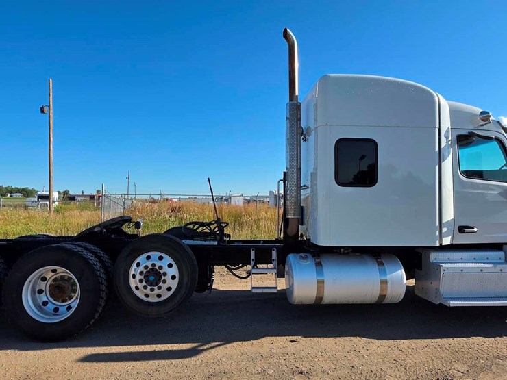 2017-peterbilt-567-image-7