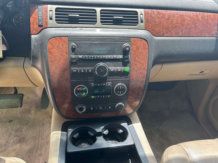 2008-chevrolet-suburban-image-15