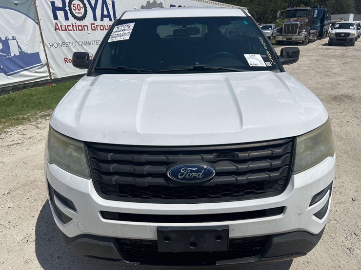 2016-ford-explorer-image-27