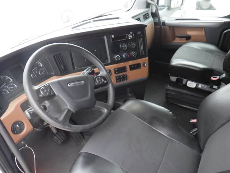 2021-freightliner-cascadia-126-image-10