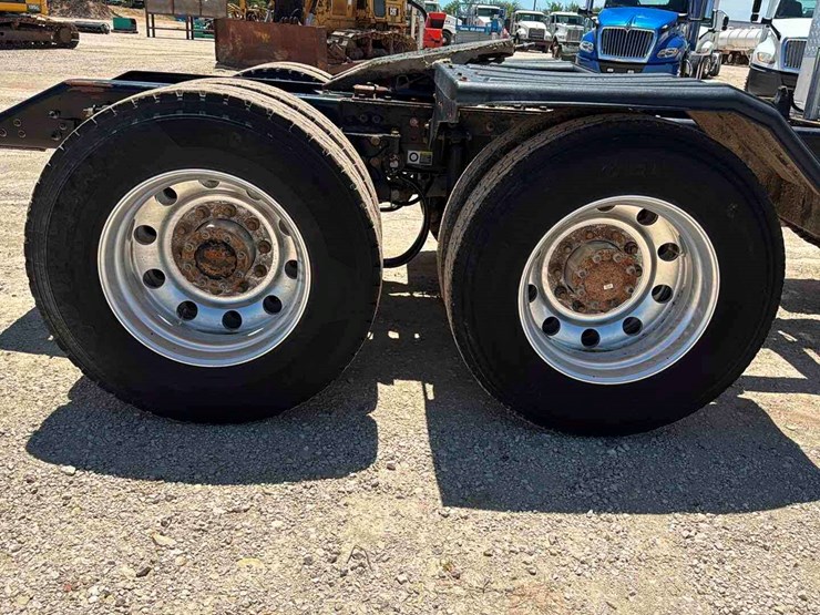 2015-kenworth-t800-image-16