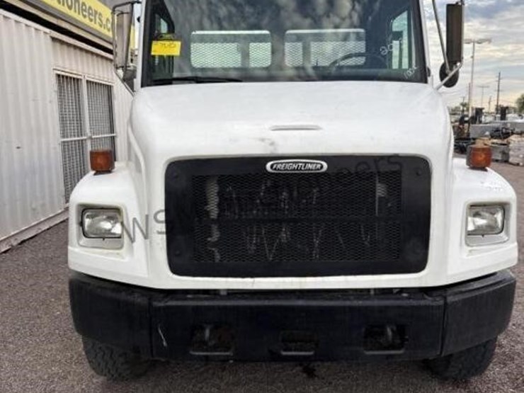 2003-freightliner-fl70-image-3