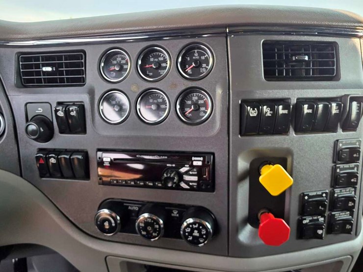 2017-peterbilt-567-image-10