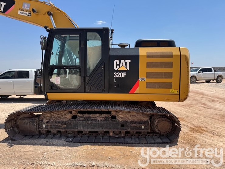 2017-caterpillar-320-image-1