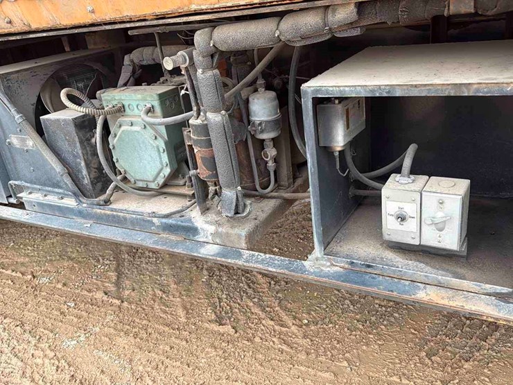 2011-freightliner-m2-image-19