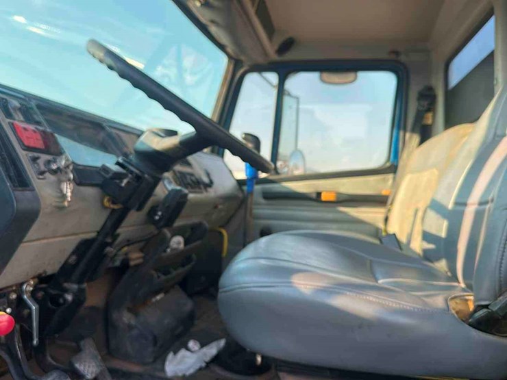 2002-freightliner-fl60-image-9
