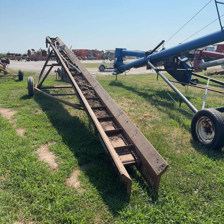 Grain chain conveyer auger with chute