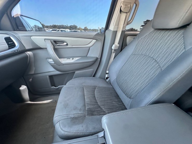 2016-chevrolet-traverse-ls-image-51