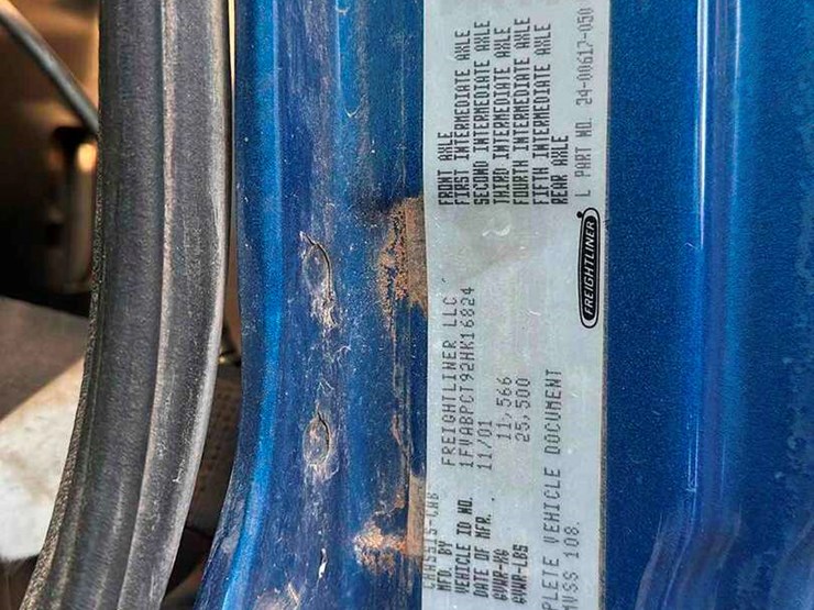 2002-freightliner-fl60-image-12