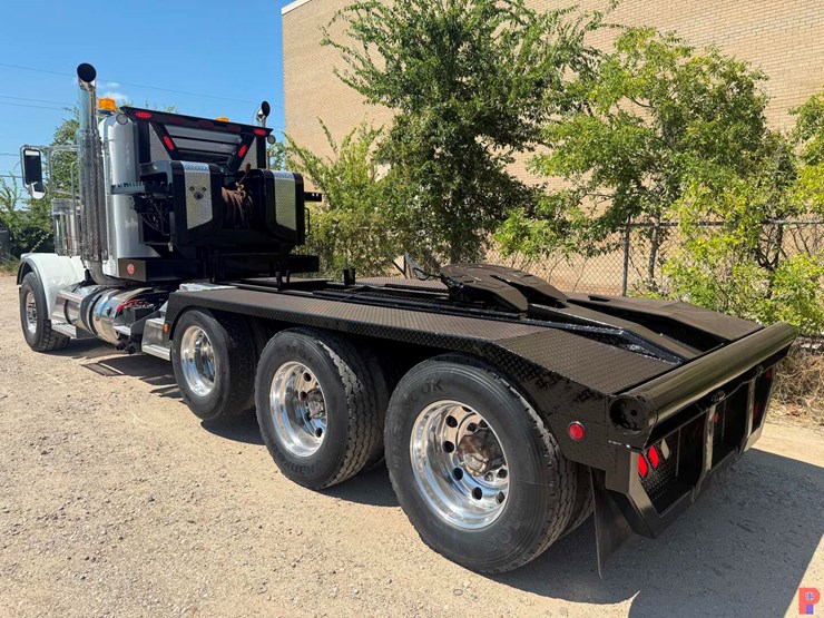 2015-peterbilt-389-image-4