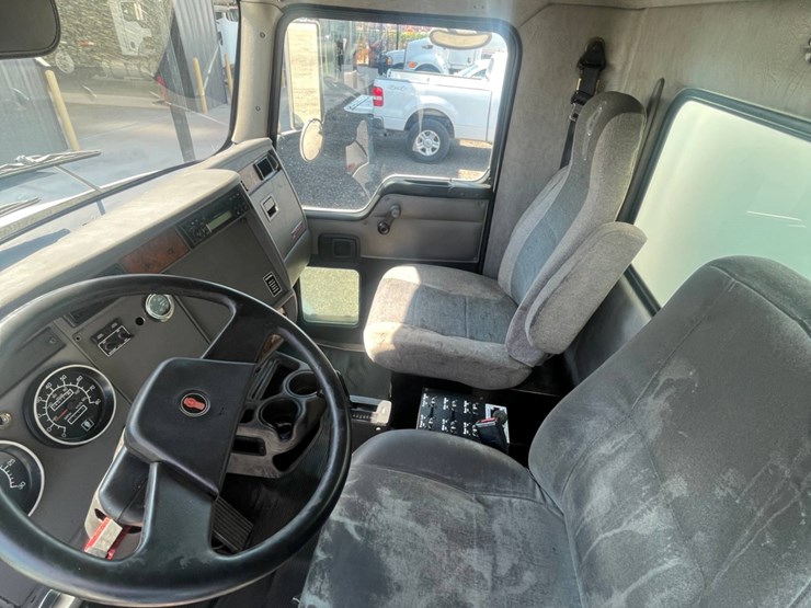 2005-kenworth-t300-image-8