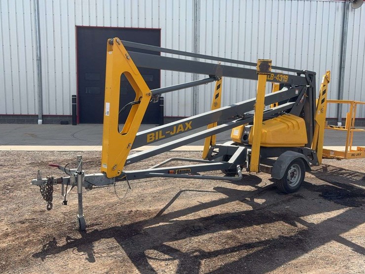 biljack-xlb-tow-behind-man-lift-image-1