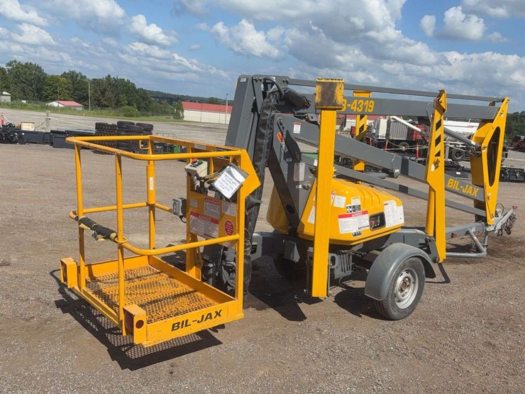 biljack-xlb-tow-behind-man-lift-image-3