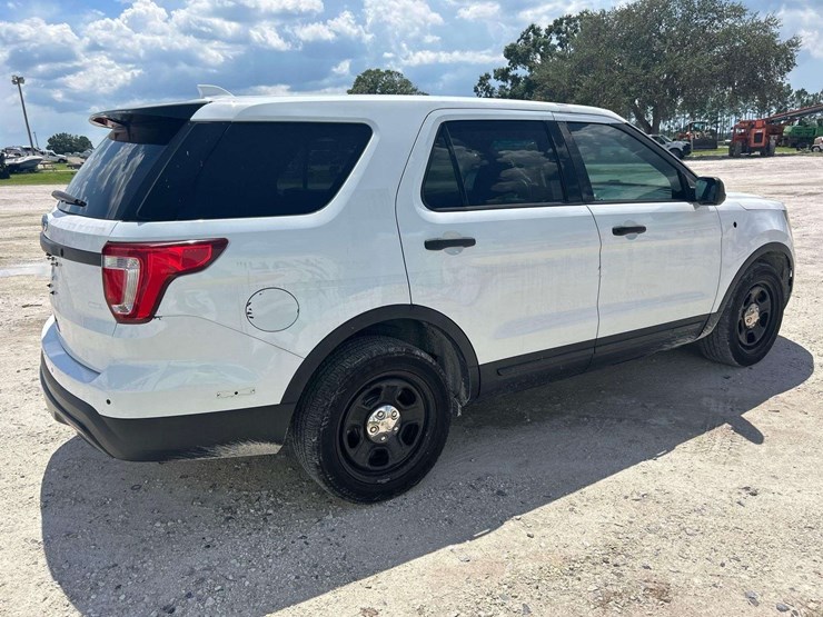 2016-ford-explorer-image-3