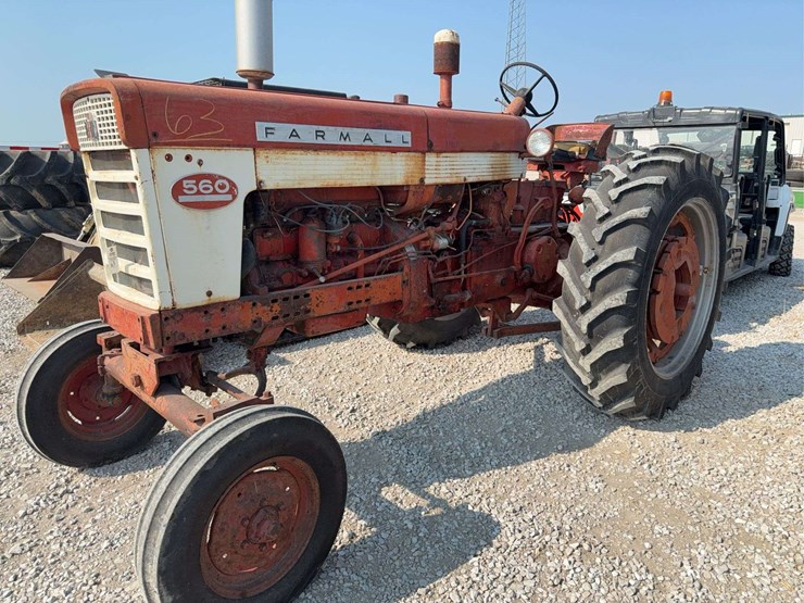 farmall-560-wide-front-end-tractor,-runs-but-needs-work-image-3