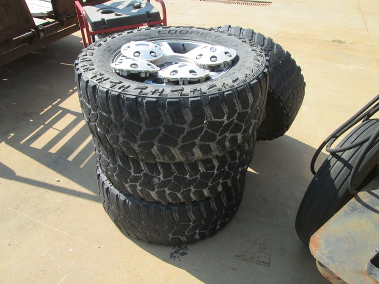 #52-•-#26826-•-lot-of-(4)-cooper-285/65r18-tires-&-ford-wheels-image-4