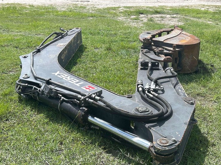 terex-loader-arm-with-bucket-image-8