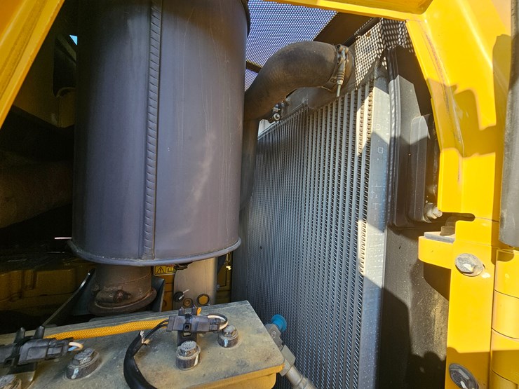 2014-caterpillar-953d-image-38
