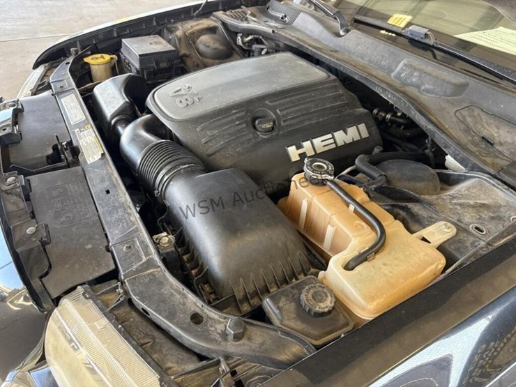 2009-chrysler-300-c-sdn-image-13