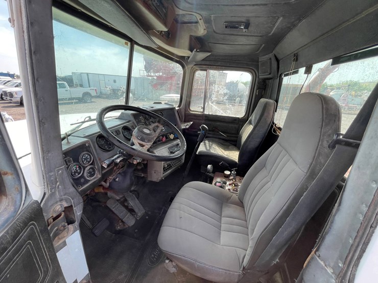 2001-mack-rd688s-image-8