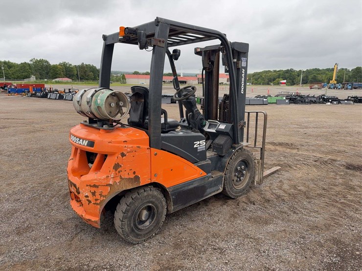 2021-doosan-g25n-7lp-5k-industrial-propane-fork-lift-image-3