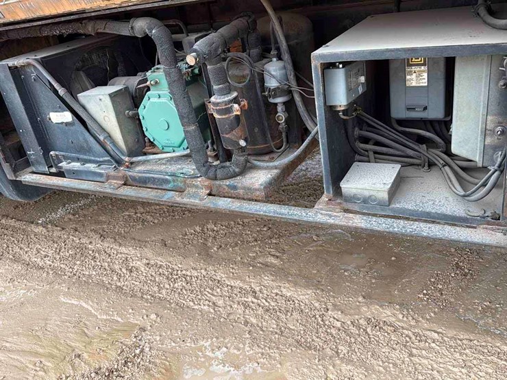 2011-freightliner-m2-image-14