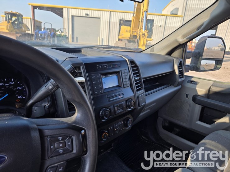 2022-ford-f350-xl-image-32