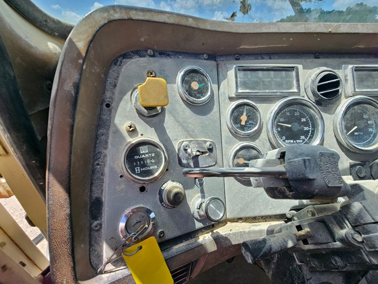 1995-ford-la-image-74