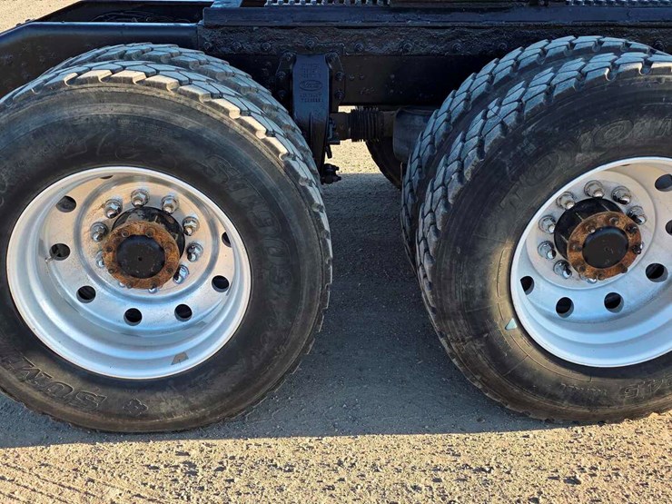 2015-peterbilt-389-image-18