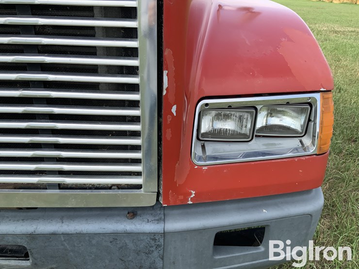2000-freightliner-fld120-image-11