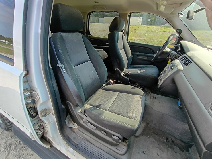 2010-chevrolet-tahoe-image-29
