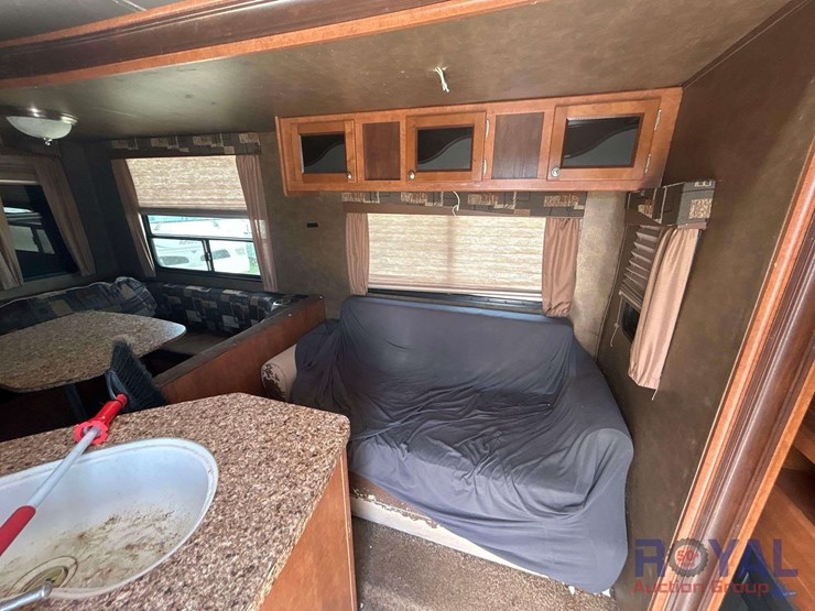 2015-revere-shasta-27db-5th-wheel-travel-trailer-image-8
