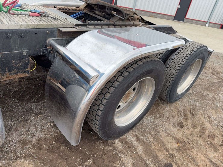 2008-peterbilt-388-image-29