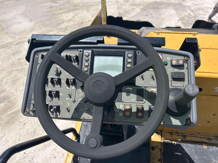 2012-caterpillar-at1055e-track-asphalt-paver-image-22