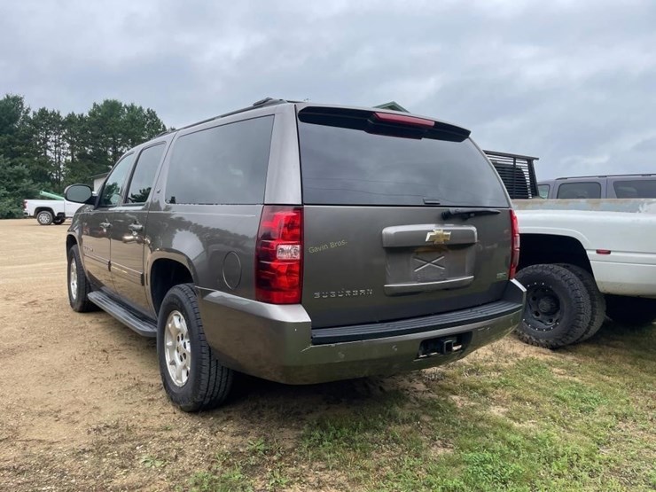 2011-chevrolet-suburban-image-9