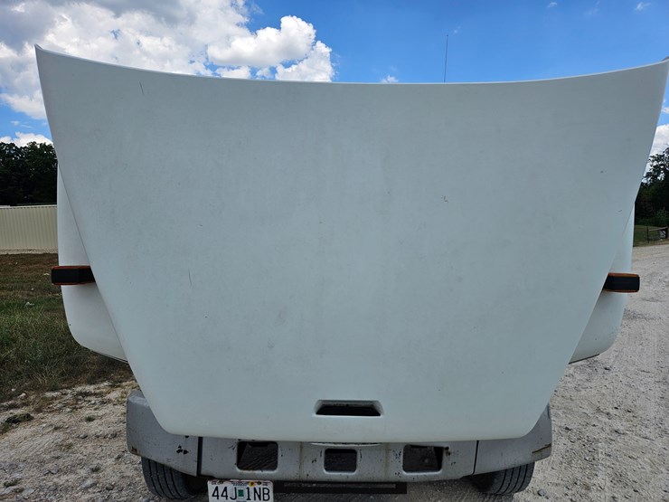 2002-freightliner-fl70-image-35