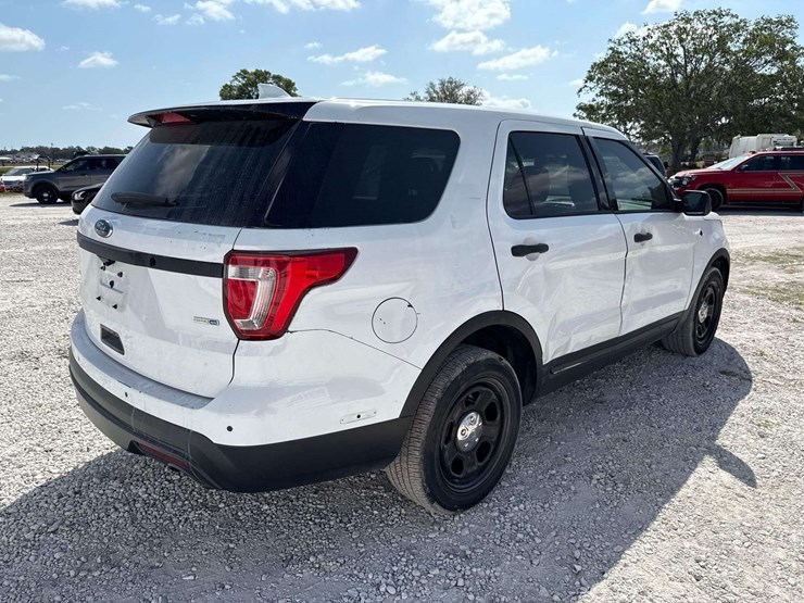 2016-ford-explorer-image-3