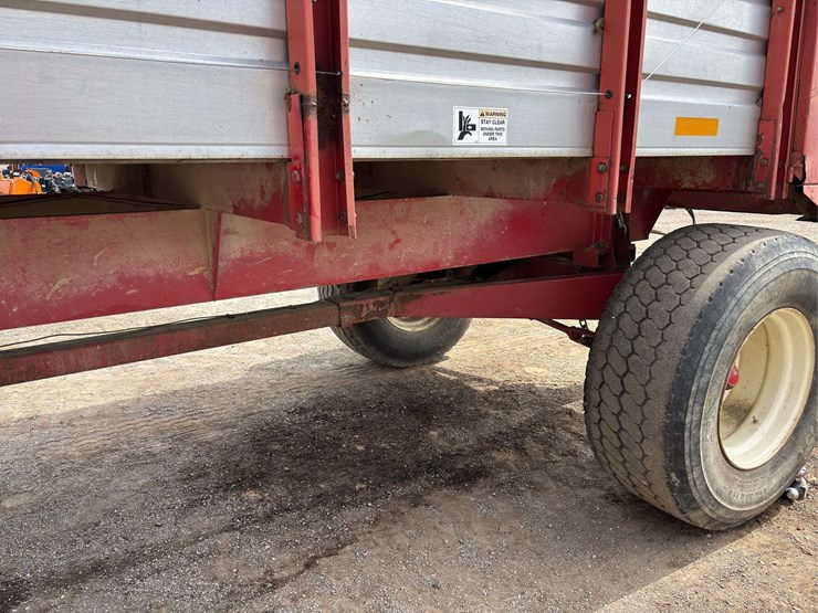 h&s-hd-twin-auger-18'-forage-wagon-image-15