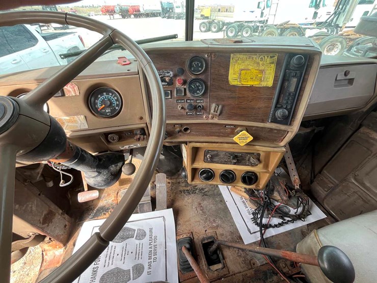 1982-mack-rd685s-image-10