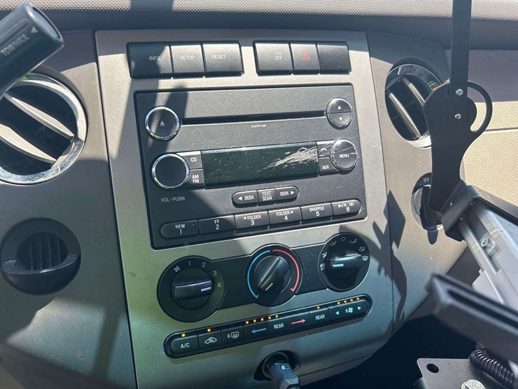 2012-ford-expedition-xlt-image-15