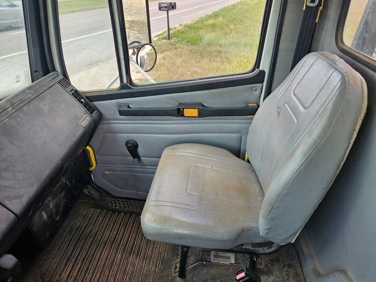 2002-freightliner-fl70-image-49