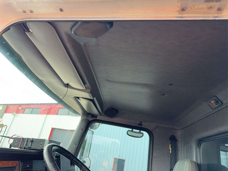 2001-kenworth-t300-image-56