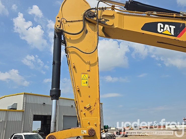 2021-caterpillar-349-image-27