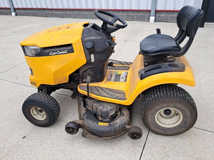 cub-cadet-lawn-tractor-image-4