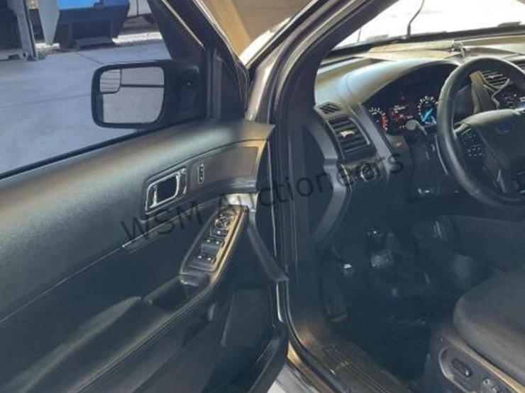 2016-ford-explorer-image-23