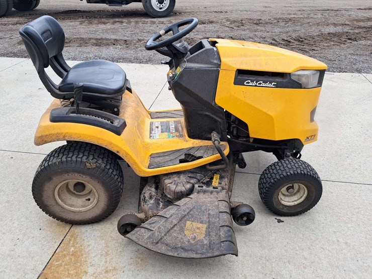 cub-cadet-lawn-tractor-image-2