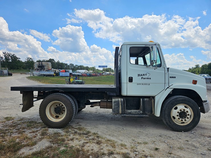 2002-freightliner-fl70-image-18